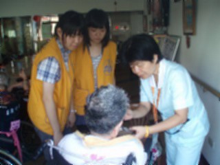 暑期多位高中同學前來本家服務學習